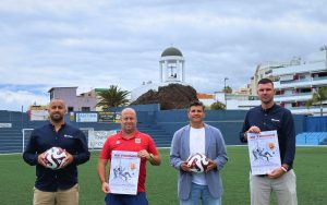 De izquierda a derecha; Israel Torres, representación del CD Puerto Cruz, Alberto Cabo y Texenery Medina, en el Estadio El Peñón.