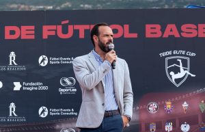 El concejal de Deportes de Los Realejos, Samuel Farráis, dio la bienvenida a los participantes.